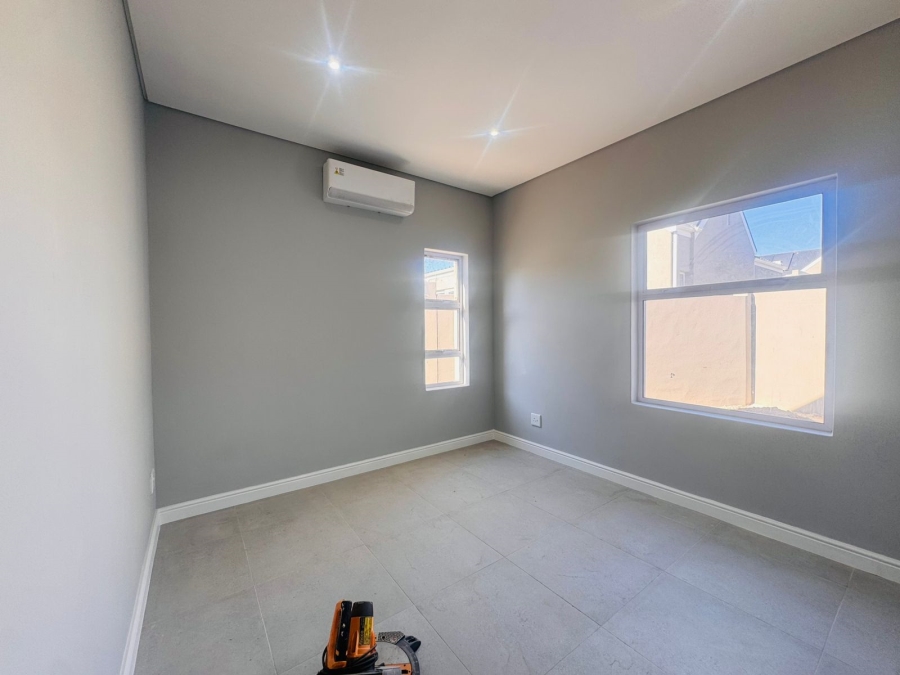 To Let 3 Bedroom Property for Rent in Somerset Lakes Western Cape